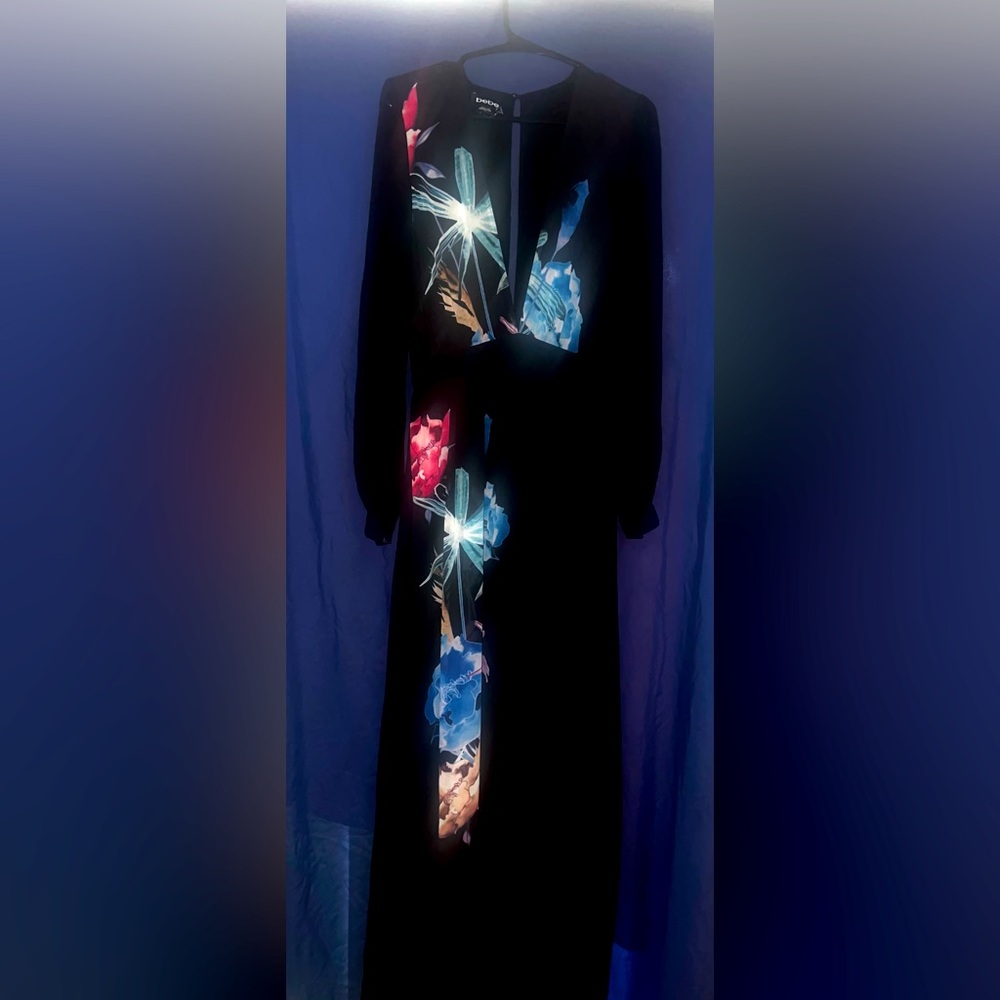 Bebe Maxi Dress. Very stylish. Size 6. Excellent condition. Never worn.